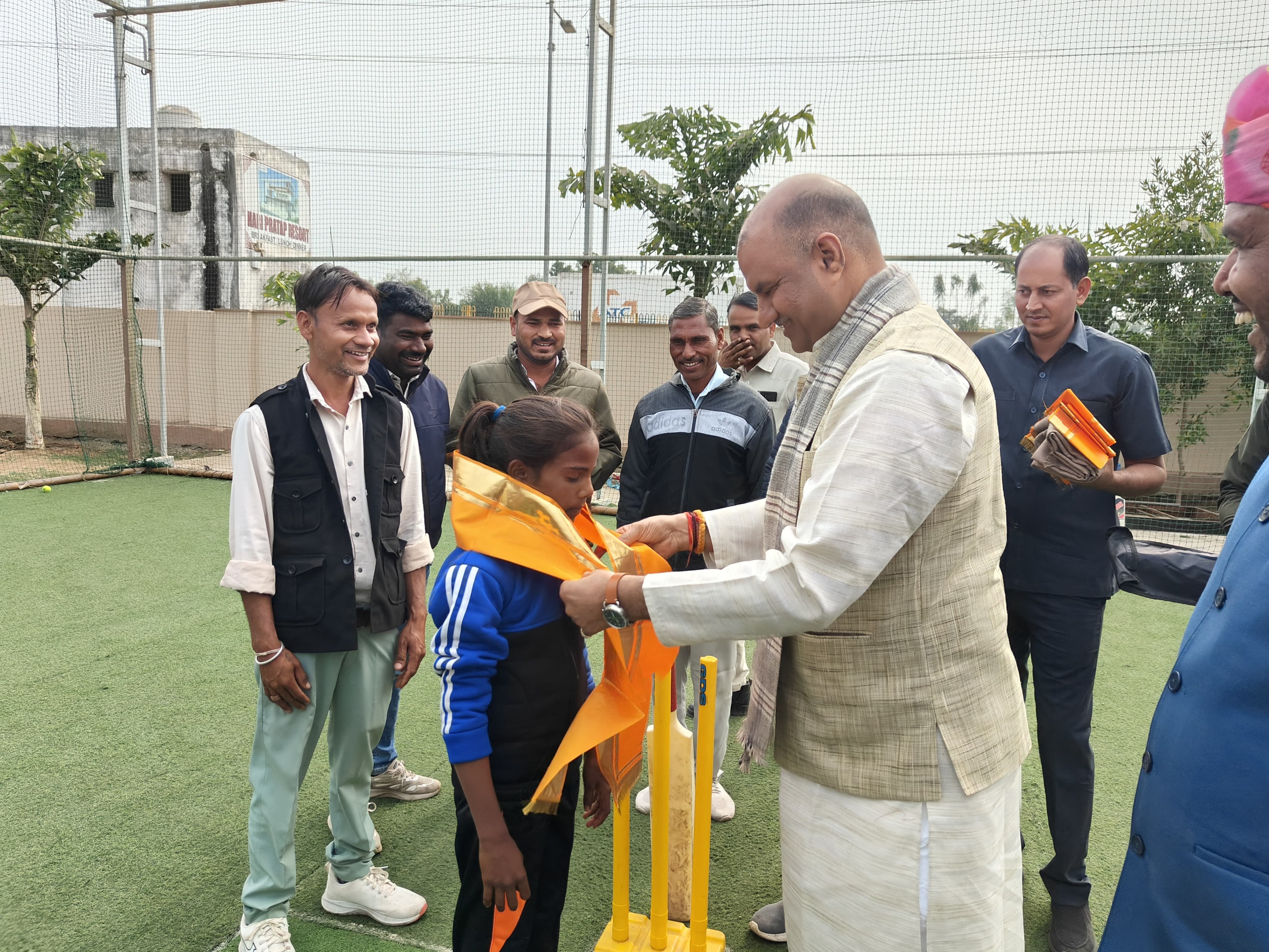 चित्तौड़गढ़ शहर के निकट होटल में सोमवार को बालिका का सम्मान करते चित्तौड़गढ़ सांसद सीपी जोशी। चित्तौड़गढ़ शहर के निकट होटल में सोमवार को बालिका का सम्मान करते चित्तौड़गढ़ सांसद सीपी जोशी।