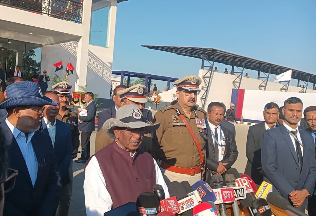 देरगांव स्थित असम पुलिस के लचित बरफूकन पुलिस अकादमी में संवाददाताओं को संबोधित करते हुए असम तथा मणिपुर के राज्यपाल लक्ष्मण प्रसाद आचार्य। चित्र में मणिपुर के मुख्यमंत्री, असम के पुलिस महानिदेशक आदि भी परिलक्षित हैं।