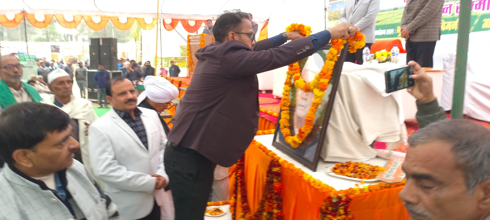 माल्यार्पण करते हुए सीडीओ माल्यार्पण करते हुए सीडीओ