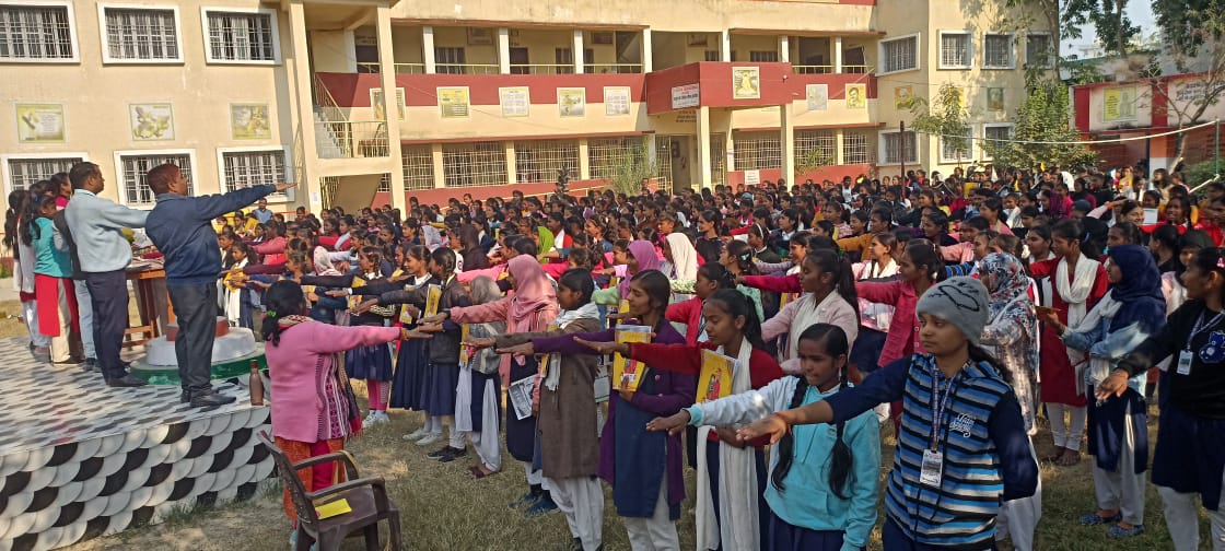 शपथ लेते छात्राएं शपथ लेते छात्राएं