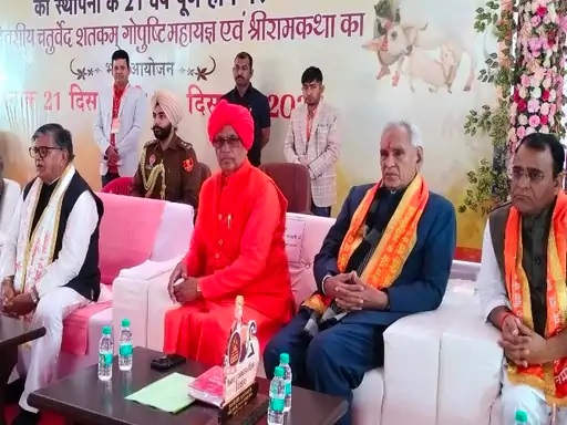 मंच पर बैठे राज्यपाल गुलाबचंद कटारिया व अन्य भाजपा नेता। मंच पर बैठे राज्यपाल गुलाबचंद कटारिया व अन्य भाजपा नेता।