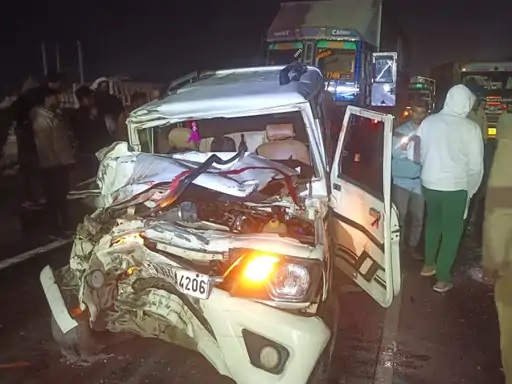 हादसे में कार आगे से चकनाचूर हो गई। हादसे में कार आगे से चकनाचूर हो गई।