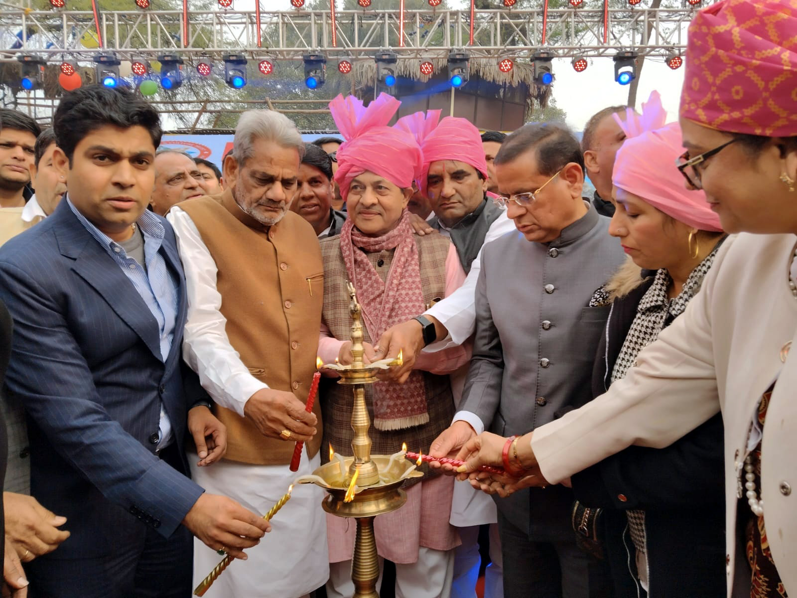 राज्यमंत्री राजेश नागर तीन दिवसीय गुर्जर महोत्सव का दीप प्रज्ज्वलित कर शुभारंभ करते हुए। राज्यमंत्री राजेश नागर तीन दिवसीय गुर्जर महोत्सव का दीप प्रज्ज्वलित कर शुभारंभ करते हुए।