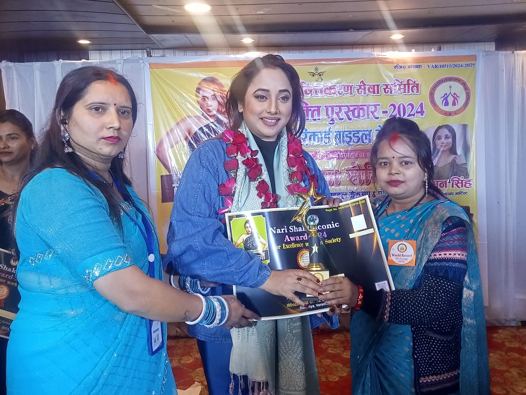 भोजपुरी अभिनेत्री रानी चटर्जी पुरस्कार वितरण करती हुई: फोटो बच्चा गुप्ता भोजपुरी अभिनेत्री रानी चटर्जी पुरस्कार वितरण करती हुई: फोटो बच्चा गुप्ता