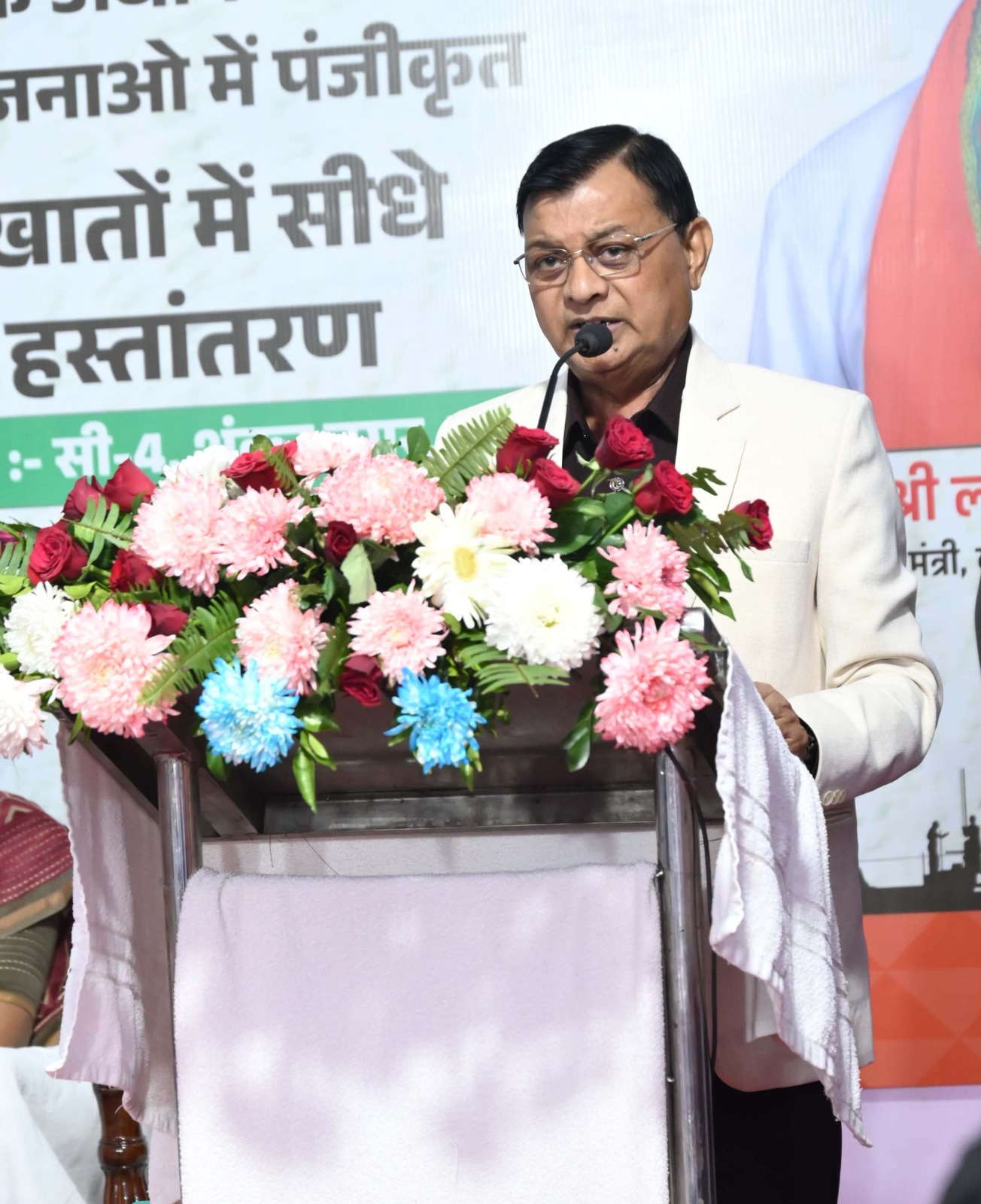 श्रम मंत्री देवांगन राशि का अंतरण कार्यक्रम को संबोधित करते हुए श्रम मंत्री देवांगन राशि का अंतरण कार्यक्रम को संबोधित करते हुए