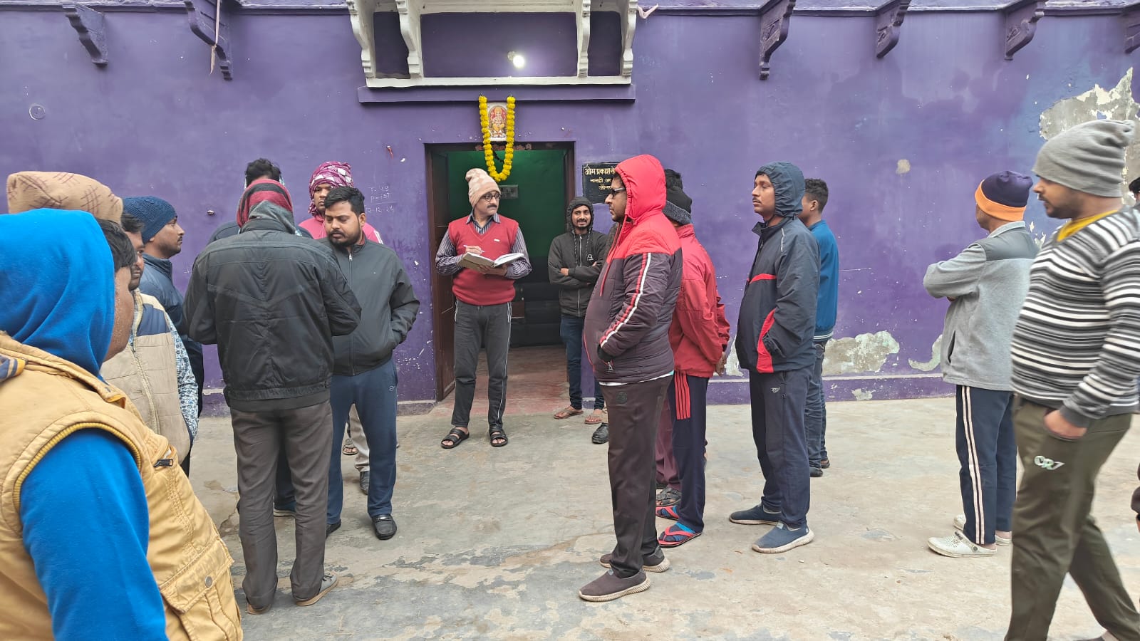 फांसी से लटकता मिला युवक का शव , मचा हड़कंप, पुलिस ने शव को भेजा पीएम फांसी से लटकता मिला युवक का शव , मचा हड़कंप, पुलिस ने शव को भेजा पीएम