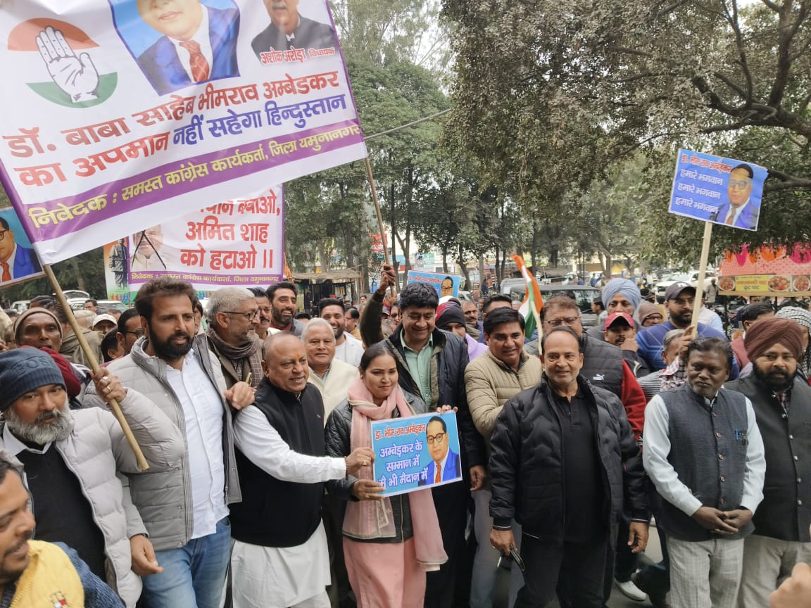 प्रदर्शन करते कांग्रेसी प्रदर्शन करते कांग्रेसी