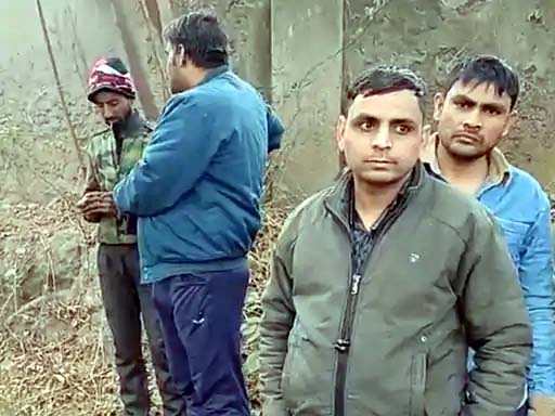 परिजन जानकारी देते हुए। परिजन जानकारी देते हुए।