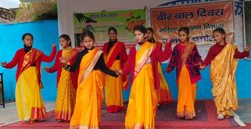 स्व. बडोनी की जयंती पर कार्यक्रम प्रस्तुत करते हुए छात्राऐं। स्व. बडोनी की जयंती पर कार्यक्रम प्रस्तुत करते हुए छात्राऐं।