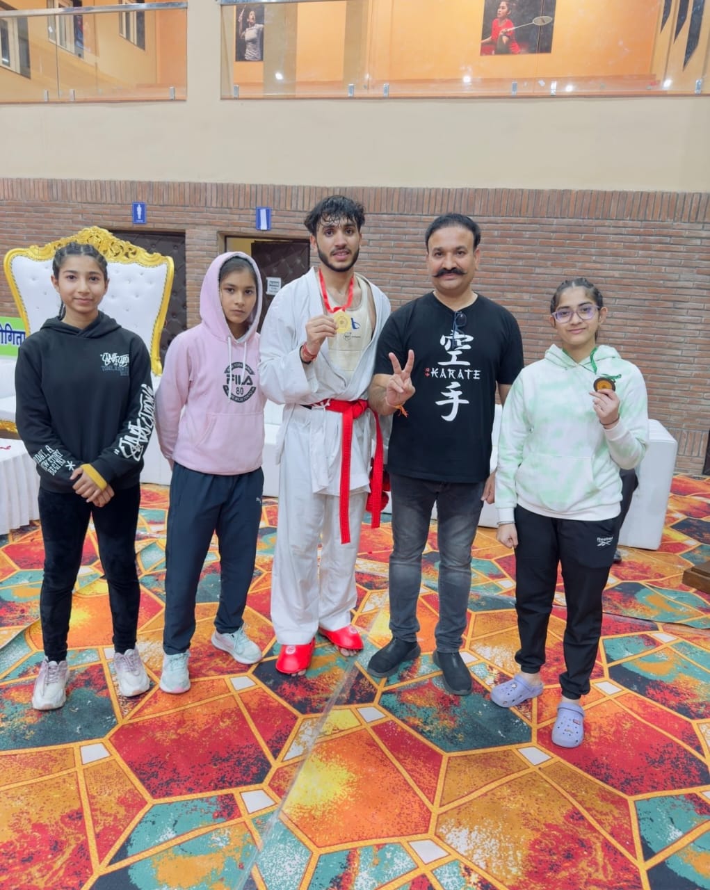 अपने कोच रजनीश चौधरी के साथ आर्यन और आयुषी अपने कोच रजनीश चौधरी के साथ आर्यन और आयुषी