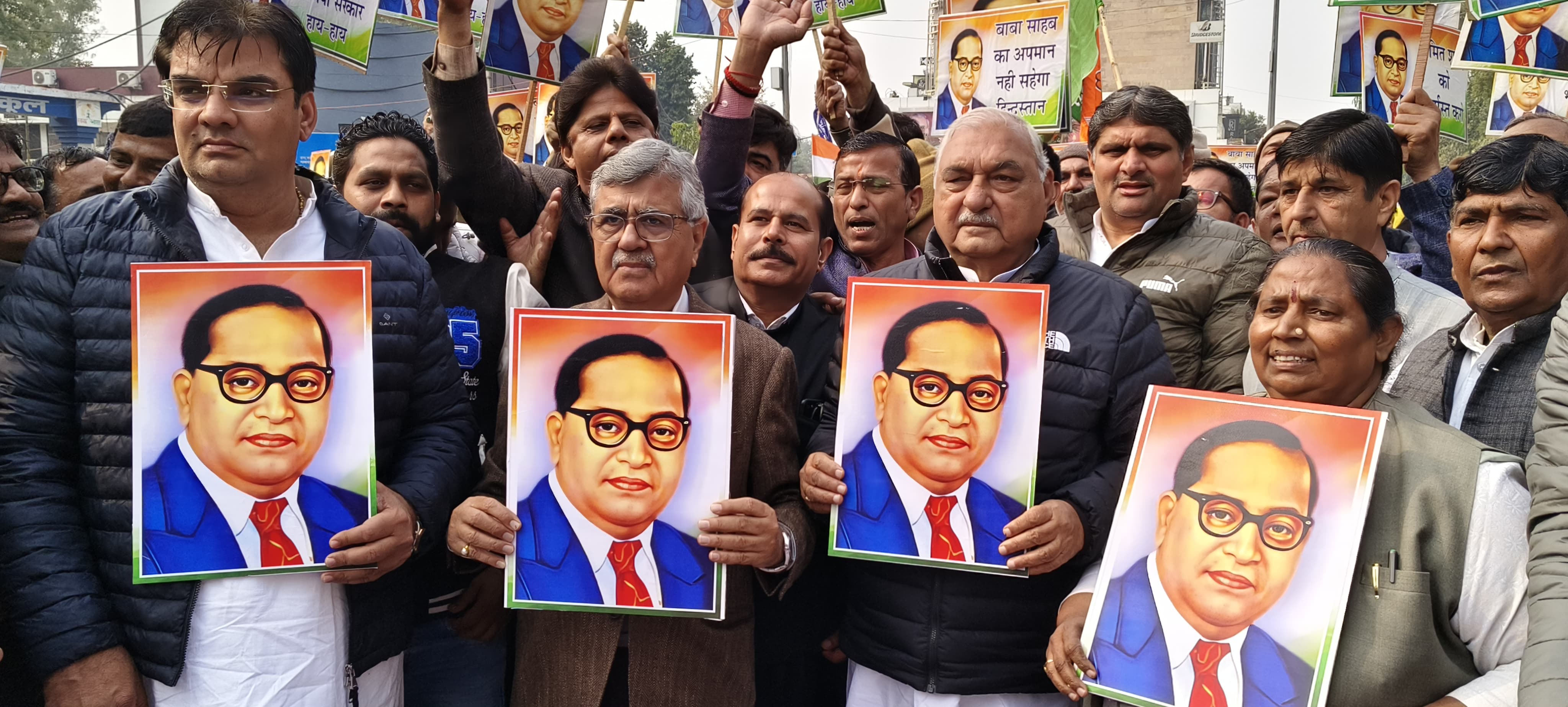 फोटो कैप्शन: गृहमंत्री द्वारा बाबा साहब अंबेडकर पर की गई टिप्पणी को लेकर पूर्व मुख्यमंत्री भूपेंद्र सिंह हुड्डा के नेतृत्व में प्रदर्शन करते कांग्रेस कार्यकर्ता फोटो कैप्शन: गृहमंत्री द्वारा बाबा साहब अंबेडकर पर की गई टिप्पणी को लेकर पूर्व मुख्यमंत्री भूपेंद्र सिंह हुड्डा के नेतृत्व में प्रदर्शन करते कांग्रेस कार्यकर्ता