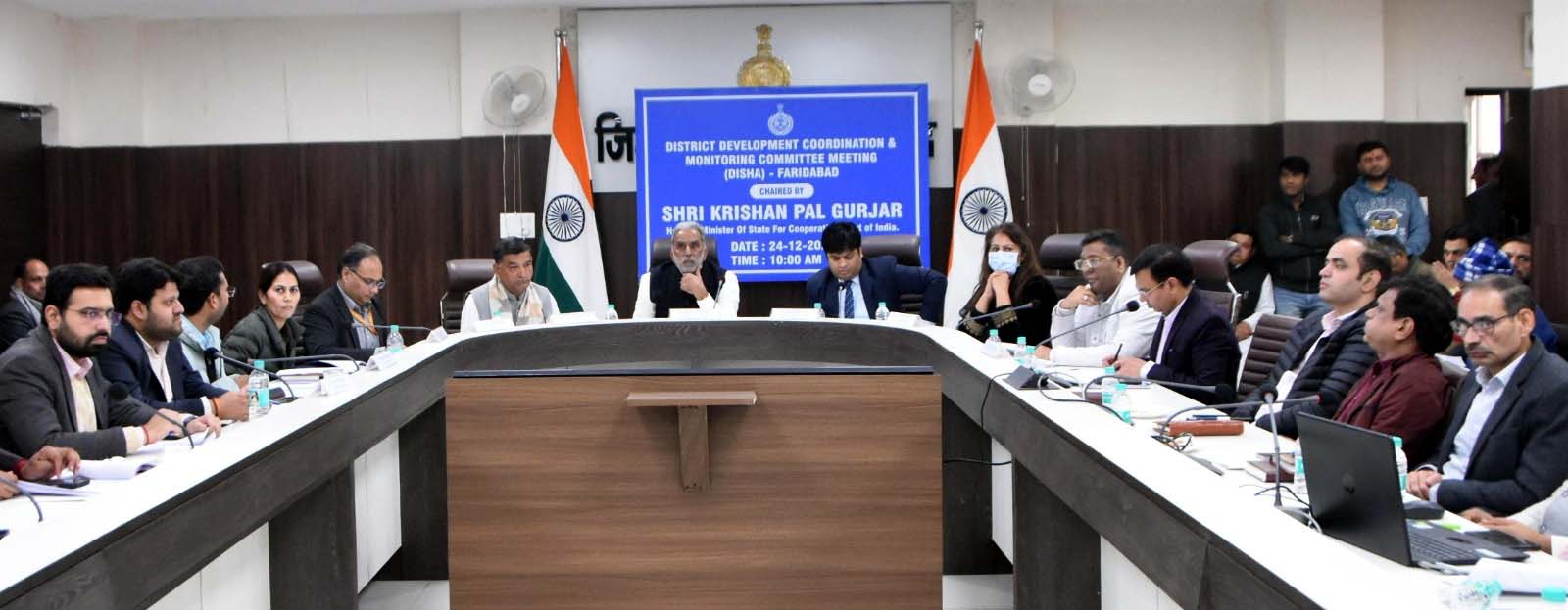केंद्रीय राज्यमंत्री कृष्णपाल गुर्जर विकास परियोजनाओं की समीक्षा करते हुए केंद्रीय राज्यमंत्री कृष्णपाल गुर्जर विकास परियोजनाओं की समीक्षा करते हुए