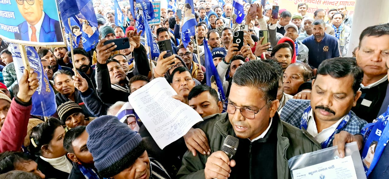 प्रदर्शन करते बसपा कार्यकर्ता प्रदर्शन करते बसपा कार्यकर्ता