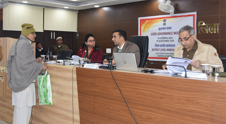 24 Snp-2 सोनीपत: लघु सचिवालय में उपायुक्त डा. मनाेज कुमार शिकायत सुनते हुए। 24 Snp-2 सोनीपत: लघु सचिवालय में उपायुक्त डा. मनाेज कुमार शिकायत सुनते हुए।