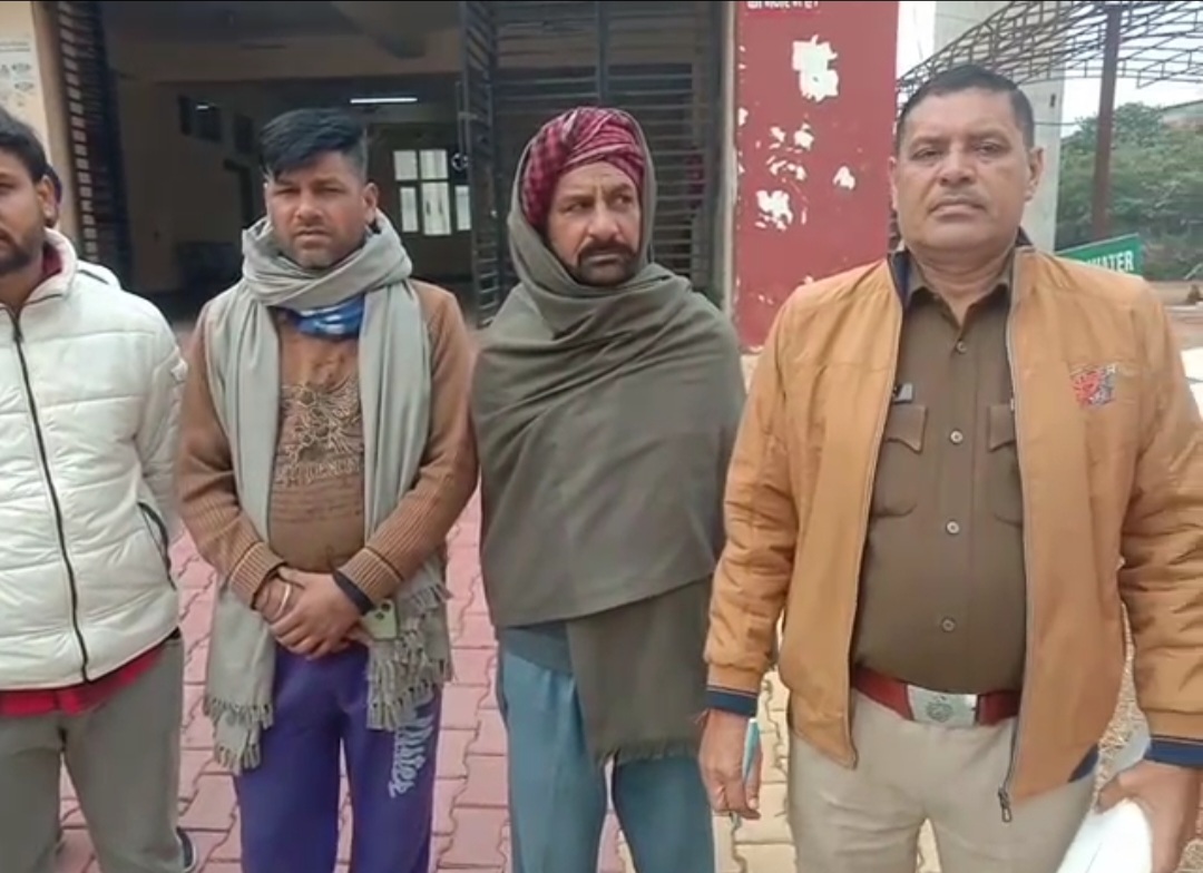पोस्टमार्टम कराते हुए परिजन पोस्टमार्टम कराते हुए परिजन