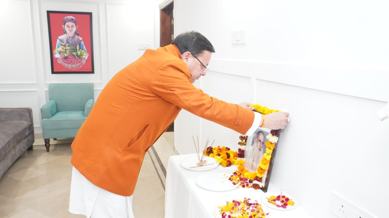 श्रद्धांजलि देते मुख्यमंत्री पुष्कर सिंह धामी। श्रद्धांजलि देते मुख्यमंत्री पुष्कर सिंह धामी।