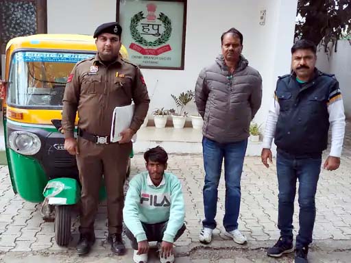 पुलिस की गिरफ्त में आरोपी। पीछे खड़ा चोरीशुदा ऑटो। पुलिस की गिरफ्त में आरोपी। पीछे खड़ा चोरीशुदा ऑटो।