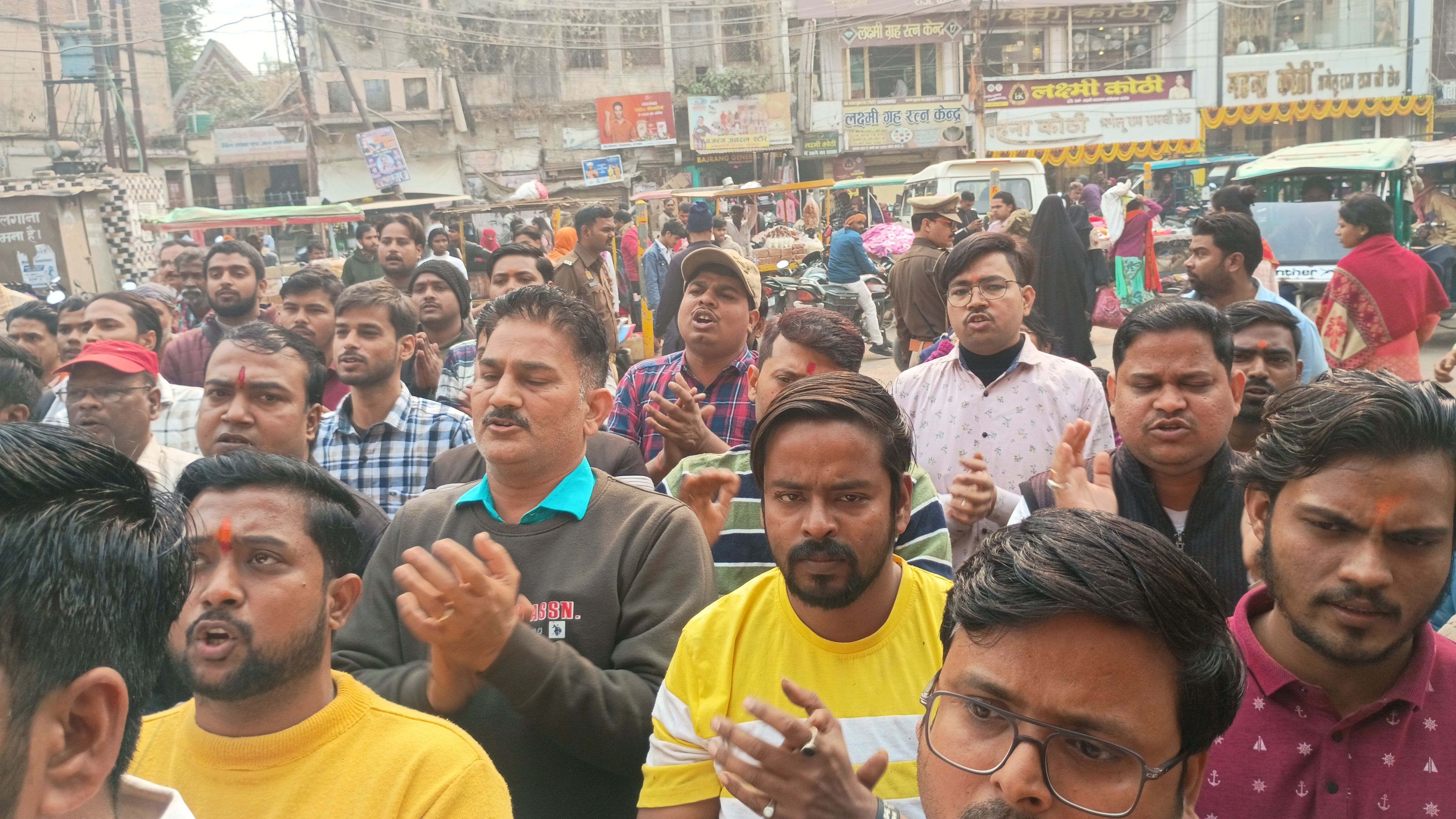 हिंदू वादी संगठन के लोगों ने कोतवाली का किया घेराव मंदिर में पढ़ा हनुमान चालीसा हिंदू वादी संगठन के लोगों ने कोतवाली का किया घेराव मंदिर में पढ़ा हनुमान चालीसा