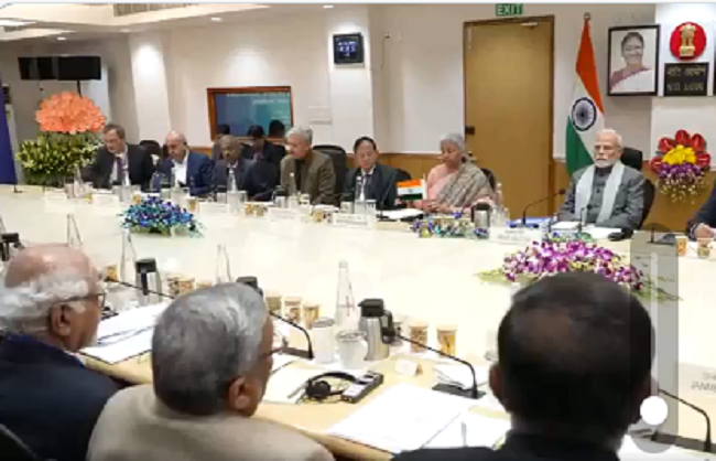 बजट पर सुझाव के लिए अर्थशास्त्रियों के साथ बैठक करते प्रधानमंत्री और अन्य बजट पर सुझाव के लिए अर्थशास्त्रियों के साथ बैठक करते प्रधानमंत्री और अन्य