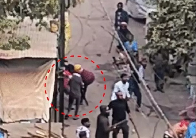 भोपाल में दो समुदायों के बीच झड़प की तस्वीर