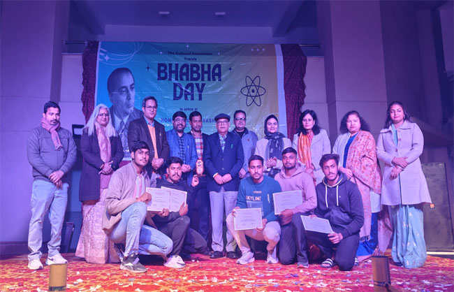 हकेवि में भाभा डे उत्सव पर आयोजित कार्यक्रम में प्रमाणपत्र प्राप्त करते हुए प्रतिभागी। हकेवि में भाभा डे उत्सव पर आयोजित कार्यक्रम में प्रमाणपत्र प्राप्त करते हुए प्रतिभागी।