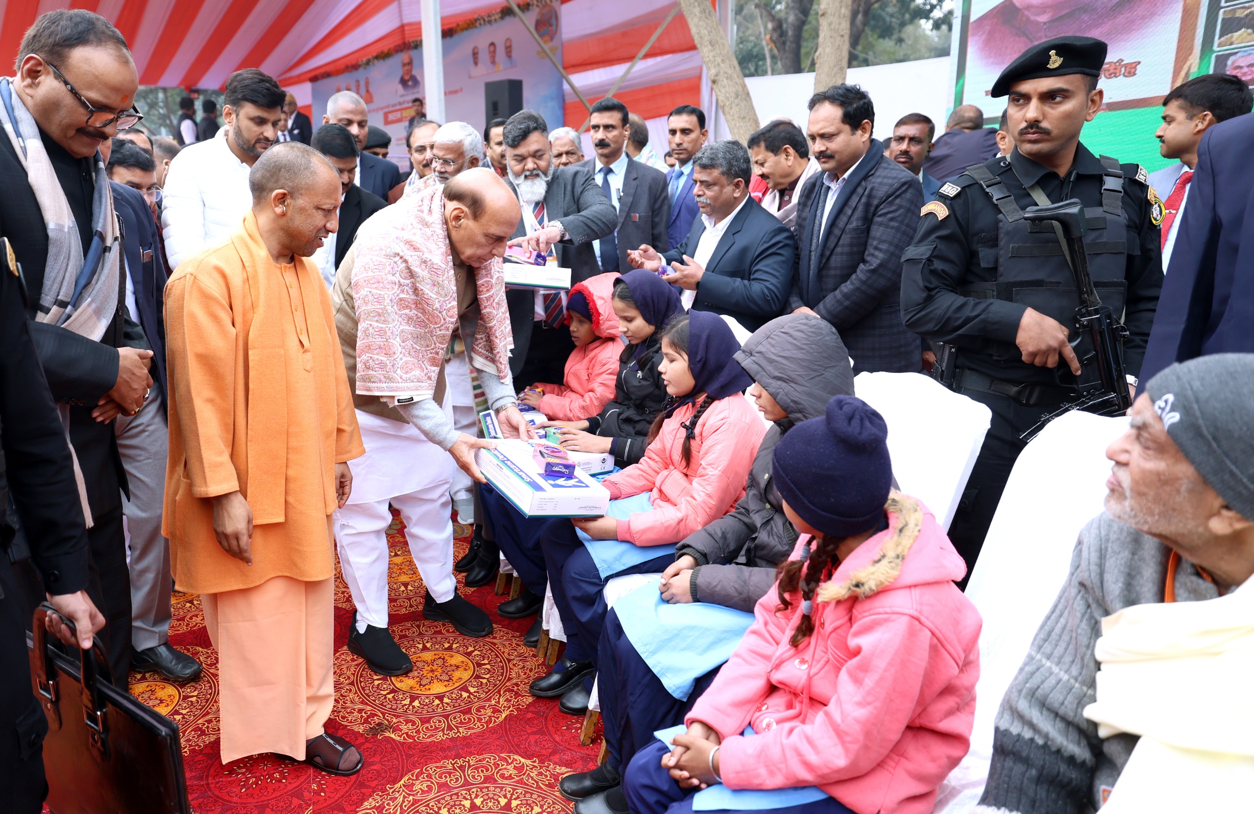 अटल स्वास्थ्य मेले में मुख्यमंत्री योगी व रक्षा मंत्री राजनाथ सिंह अटल स्वास्थ्य मेले में मुख्यमंत्री योगी व रक्षा मंत्री राजनाथ सिंह