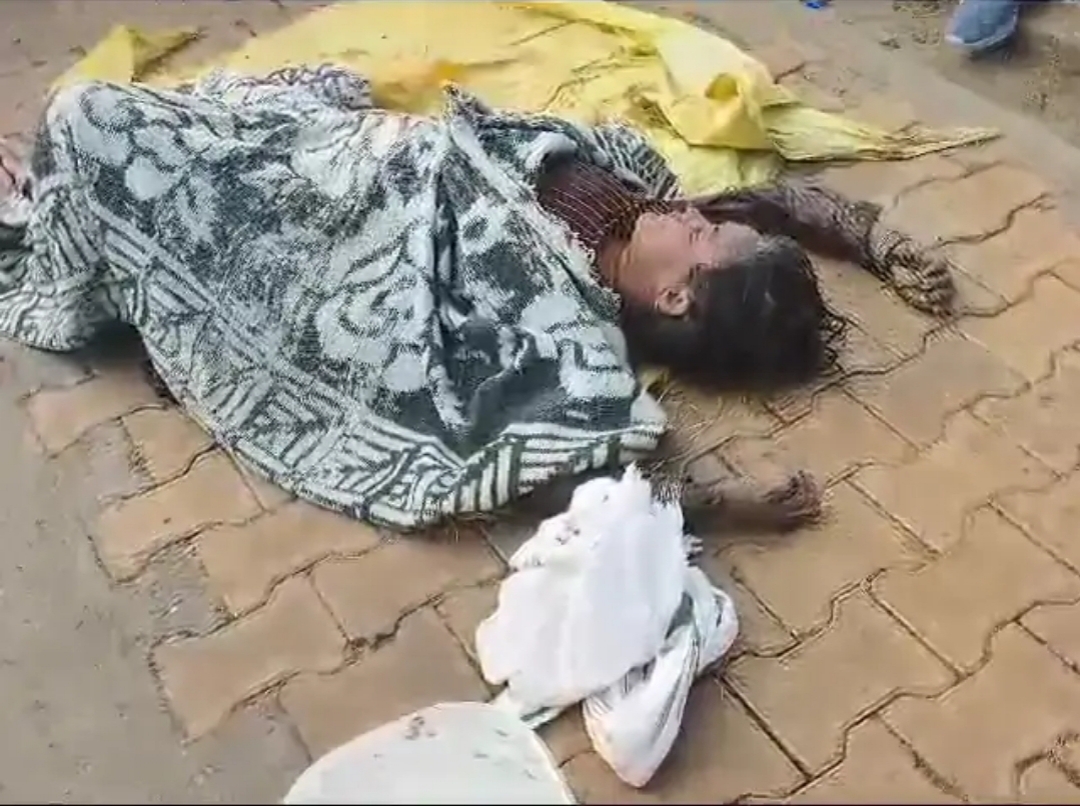 तालाब से बाहर निकल गया मृतक महिला का शव तालाब से बाहर निकल गया मृतक महिला का शव