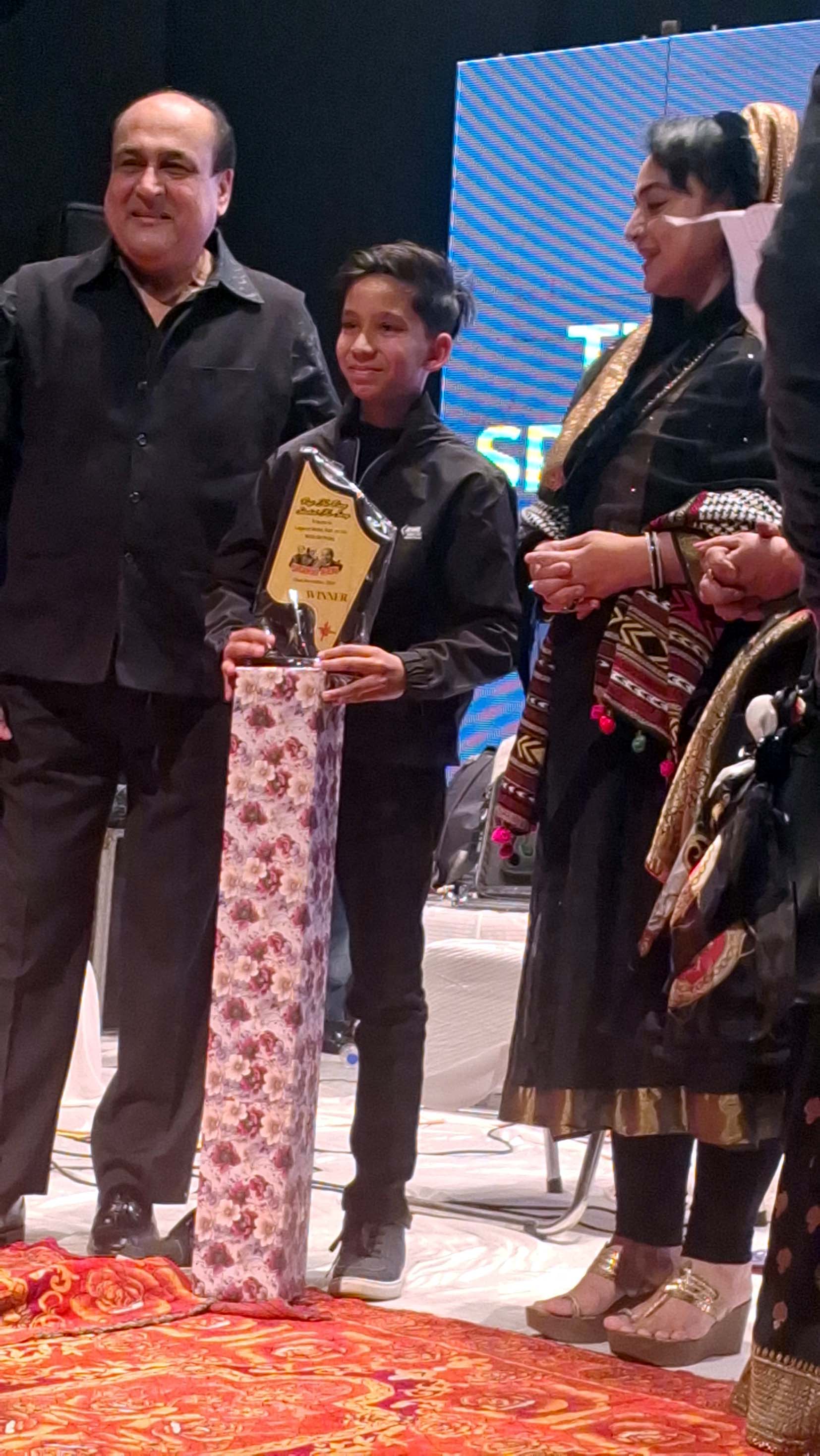 मुख्य अतिथि शहिद रफी रीआन सैनी को पुरस्कृत करते। मुख्य अतिथि शहिद रफी रीआन सैनी को पुरस्कृत करते।