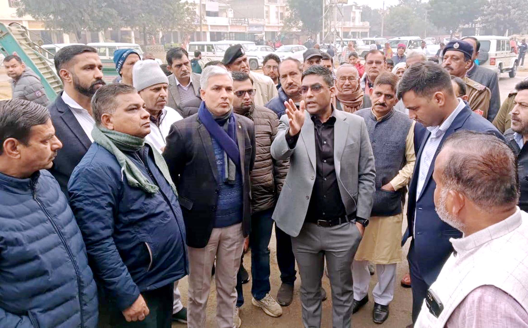 समारोह स्थल का निरीक्षण कर दिशा-निर्देश देते हुए डीसी। समारोह स्थल का निरीक्षण कर दिशा-निर्देश देते हुए डीसी।