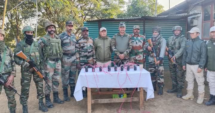 भारत-म्यांमार के सीमावर्ती चुराचांदपुर में चलाए गए सघन अभियान में बरामद हथियार और विस्फोटकों की तस्वीर । भारत-म्यांमार के सीमावर्ती चुराचांदपुर में चलाए गए सघन अभियान में बरामद हथियार और विस्फोटकों की तस्वीर ।