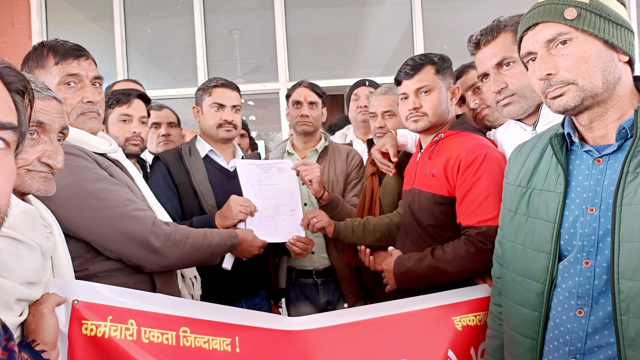 मांगों को लेकर ज्ञापन सौंपते हुए यूनियन पदाधिकारी।