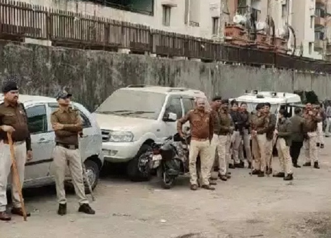 भोपाल में दो समुदायों के बीच झड़प के बाद तैनात पुलिस बल
