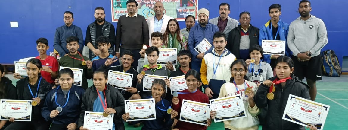 मंडल स्तरीय बालक-बालिका बैडमिन्टन प्रतियोगिता के समापन पर विजेता मंडल स्तरीय बालक-बालिका बैडमिन्टन प्रतियोगिता के समापन पर विजेता