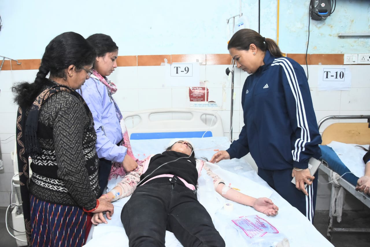 कैबिनेट मंत्री रेखा आर्या बुधवार को हल्द्वानी के डॉक्टर सुशीला तिवारी अस्पताल पहुंचकर घायलों का हाल लेती। कैबिनेट मंत्री रेखा आर्या बुधवार को हल्द्वानी के डॉक्टर सुशीला तिवारी अस्पताल पहुंचकर घायलों का हाल लेती।
