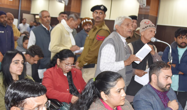 जिला परिवाद एवं कष्ट निवारण समिति की बैठक में अपनी शिकायत देते हुए पीड़ित जिला परिवाद एवं कष्ट निवारण समिति की बैठक में अपनी शिकायत देते हुए पीड़ित