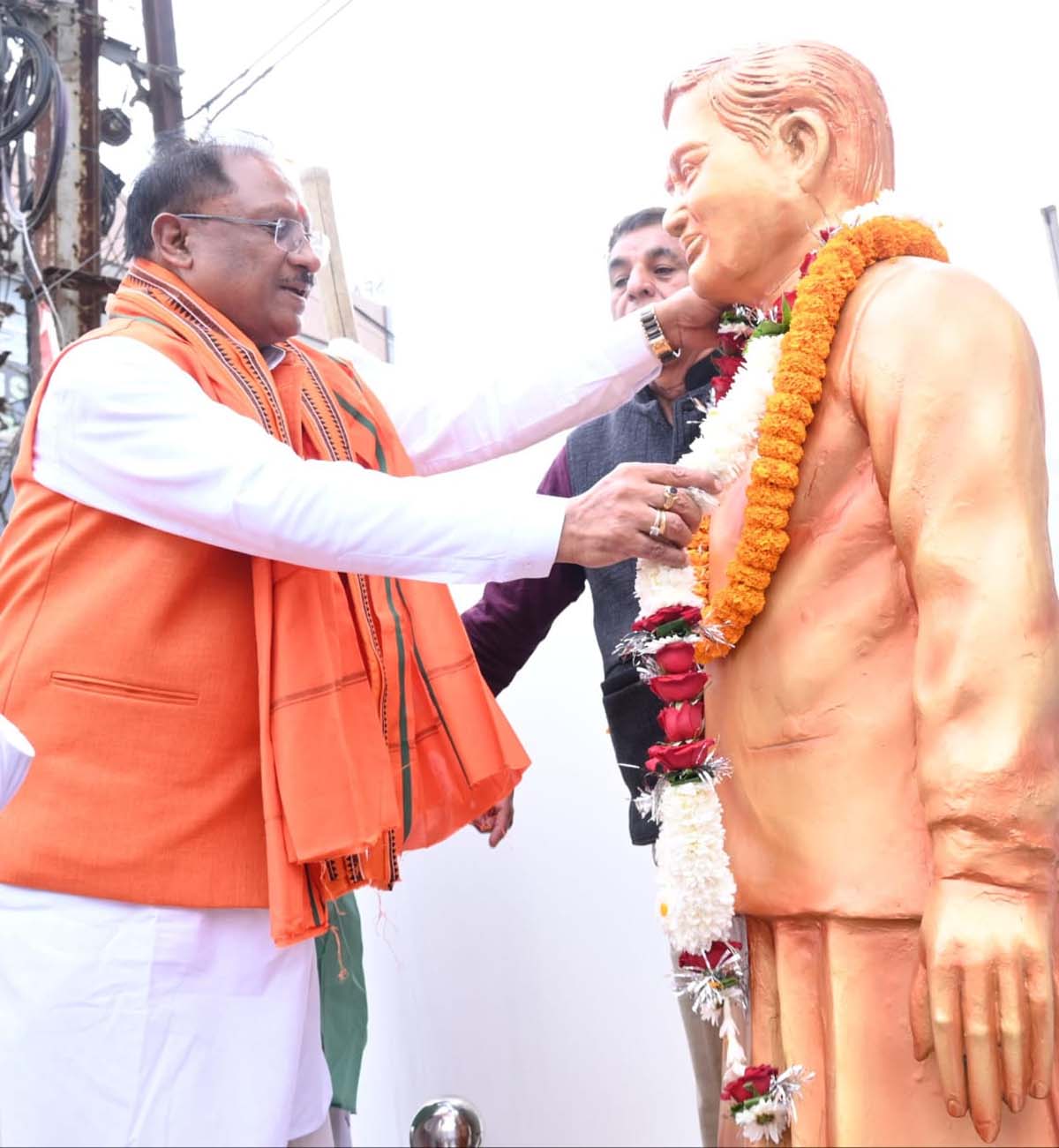मुख्यमंत्री साय अटल की प्रतिमा पर माल्यार्पण कर स्मरण करते मुख्यमंत्री साय अटल की प्रतिमा पर माल्यार्पण कर स्मरण करते