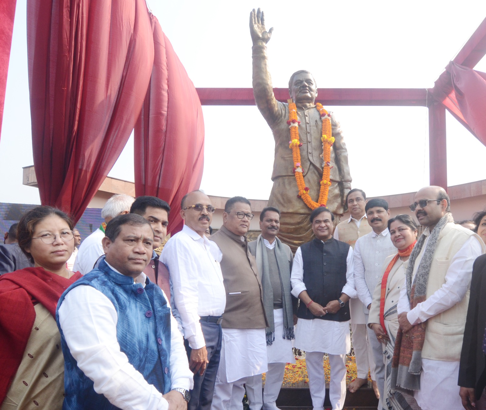 अटल बिहारी वाजपेयी की जयंती पर आदाबारी में अटल बिहारी वाजपेयी की प्रतिमा का अनावरण और सुशासन दिवस का आयोजन अटल बिहारी वाजपेयी की जयंती पर आदाबारी में अटल बिहारी वाजपेयी की प्रतिमा का अनावरण और सुशासन दिवस का आयोजन