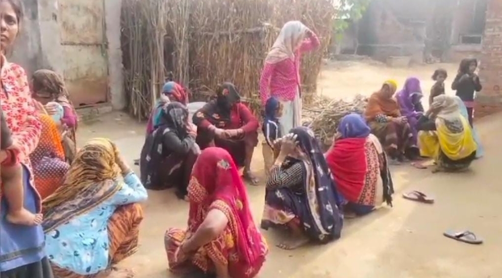 रोते बिलखते परिजन रोते बिलखते परिजन