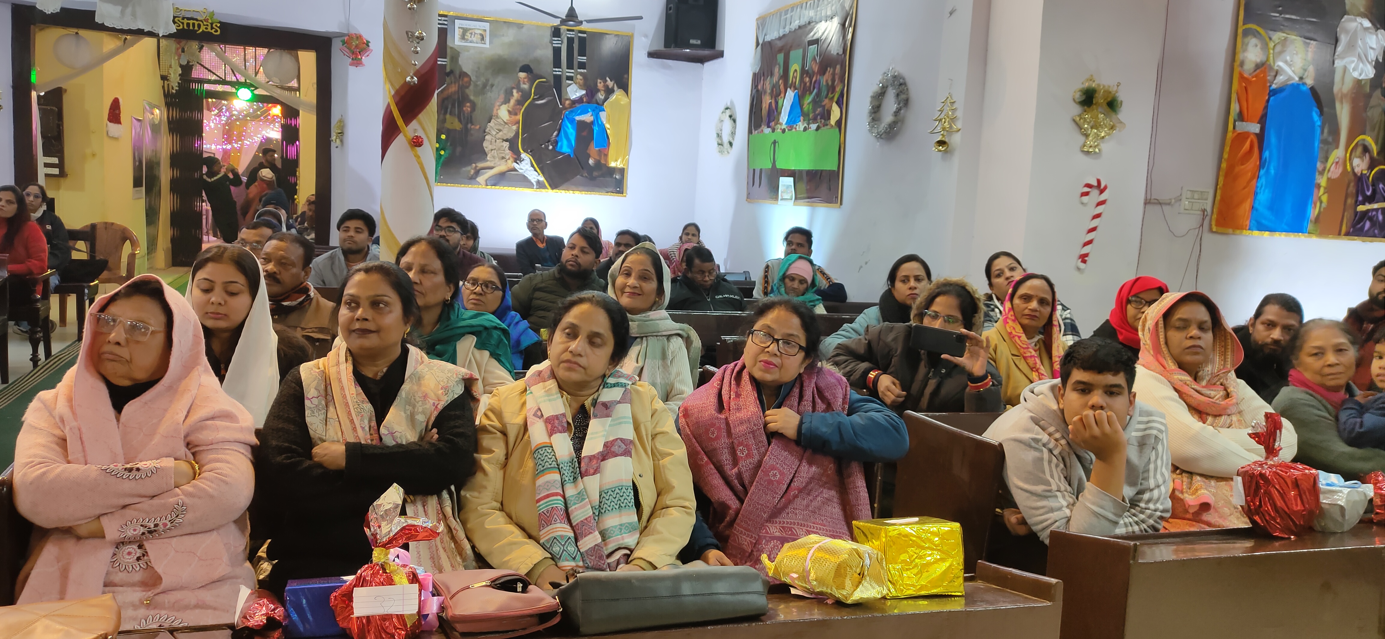 टाउन हाल स्थित ओल्ड मेथोडिस्ट चर्च में क्रिसमस पर प्रार्थना सभा में मौजूद मसीह समाज के लोग टाउन हाल स्थित ओल्ड मेथोडिस्ट चर्च में क्रिसमस पर प्रार्थना सभा में मौजूद मसीह समाज के लोग