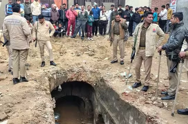 चंदौसी के लक्ष्मण गंज इलाके में बावड़ी की खुदाई के दाैरान पुलिस बल व स्थानीय लाेग। चंदौसी के लक्ष्मण गंज इलाके में बावड़ी की खुदाई के दाैरान पुलिस बल व स्थानीय लाेग।