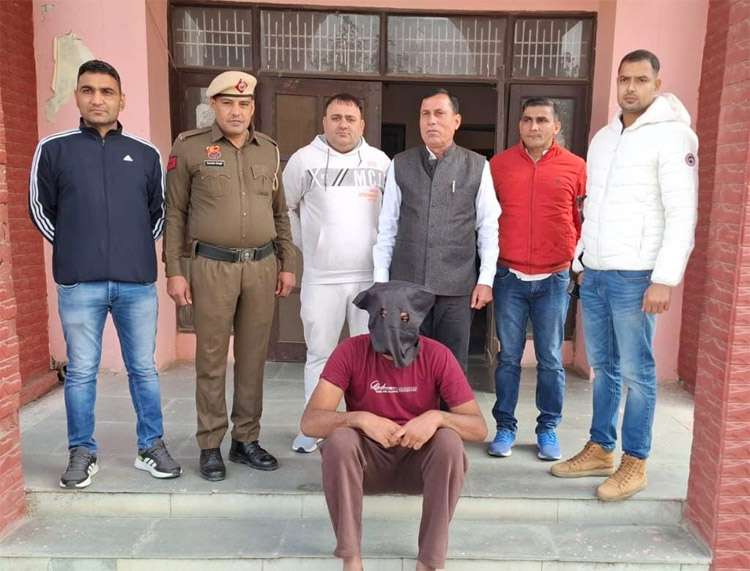 25 Snp-6 सोनीपत: सोनीपत सेक्टर 3 सीआईए इंचार्ज रमेश कुमार गिरफ्तारी को लेकर जानकारी देते हुए। 25 Snp-6 सोनीपत: सोनीपत सेक्टर 3 सीआईए इंचार्ज रमेश कुमार गिरफ्तारी को लेकर जानकारी देते हुए।