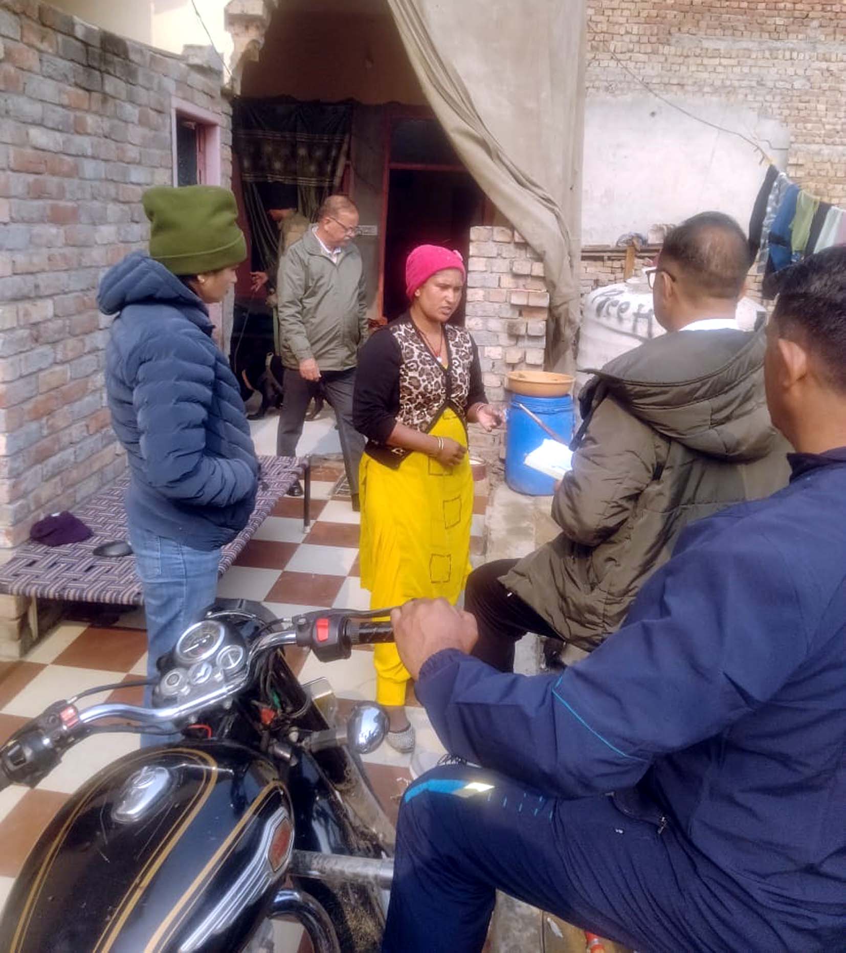 सर्च अभियान चलाते पुलिस टीम। सर्च अभियान चलाते पुलिस टीम।