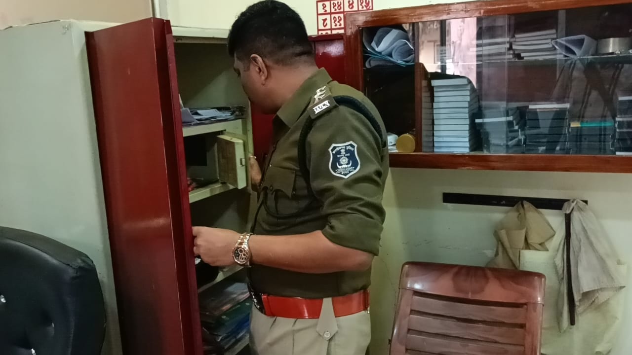 घटना स्थल की जांच करते हुए पुलिस अधिकारी। घटना स्थल की जांच करते हुए पुलिस अधिकारी।