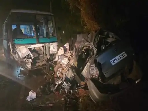 बस से टक्कर के बाद कार पूरी तरह पिचक गई। बस से टक्कर के बाद कार पूरी तरह पिचक गई।