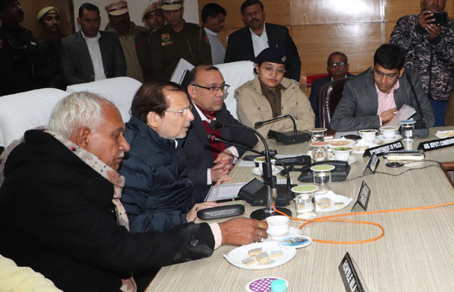 पत्रकारों से बातचीत करते हुए सहकारिता मंत्री डॉ अरविंद कुमार शर्मा। पत्रकारों से बातचीत करते हुए सहकारिता मंत्री डॉ अरविंद कुमार शर्मा।