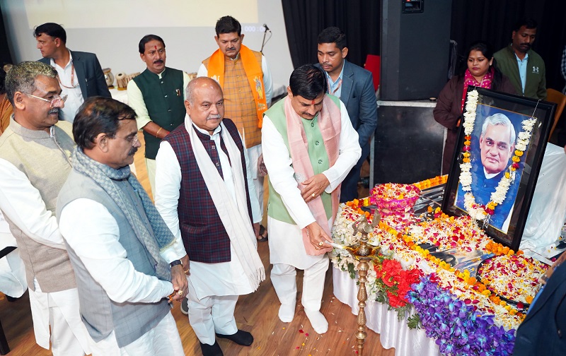 अटलजी के जयंती पर ग्वालियर में गौरव दिवस का शुभारंभ करते हुए मुख्यमंत्री अटलजी के जयंती पर ग्वालियर में गौरव दिवस का शुभारंभ करते हुए मुख्यमंत्री