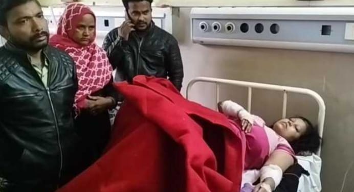 अस्पताल में घायल पत्नी व बेटी अस्पताल में घायल पत्नी व बेटी