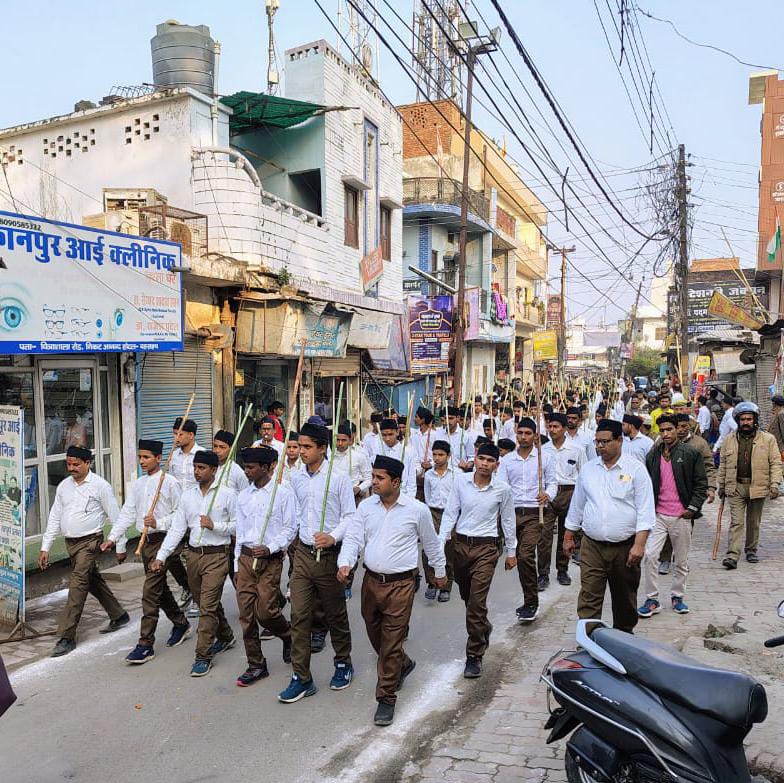 संचलन करते हुए बाल स्वयंसेवक संचलन करते हुए बाल स्वयंसेवक