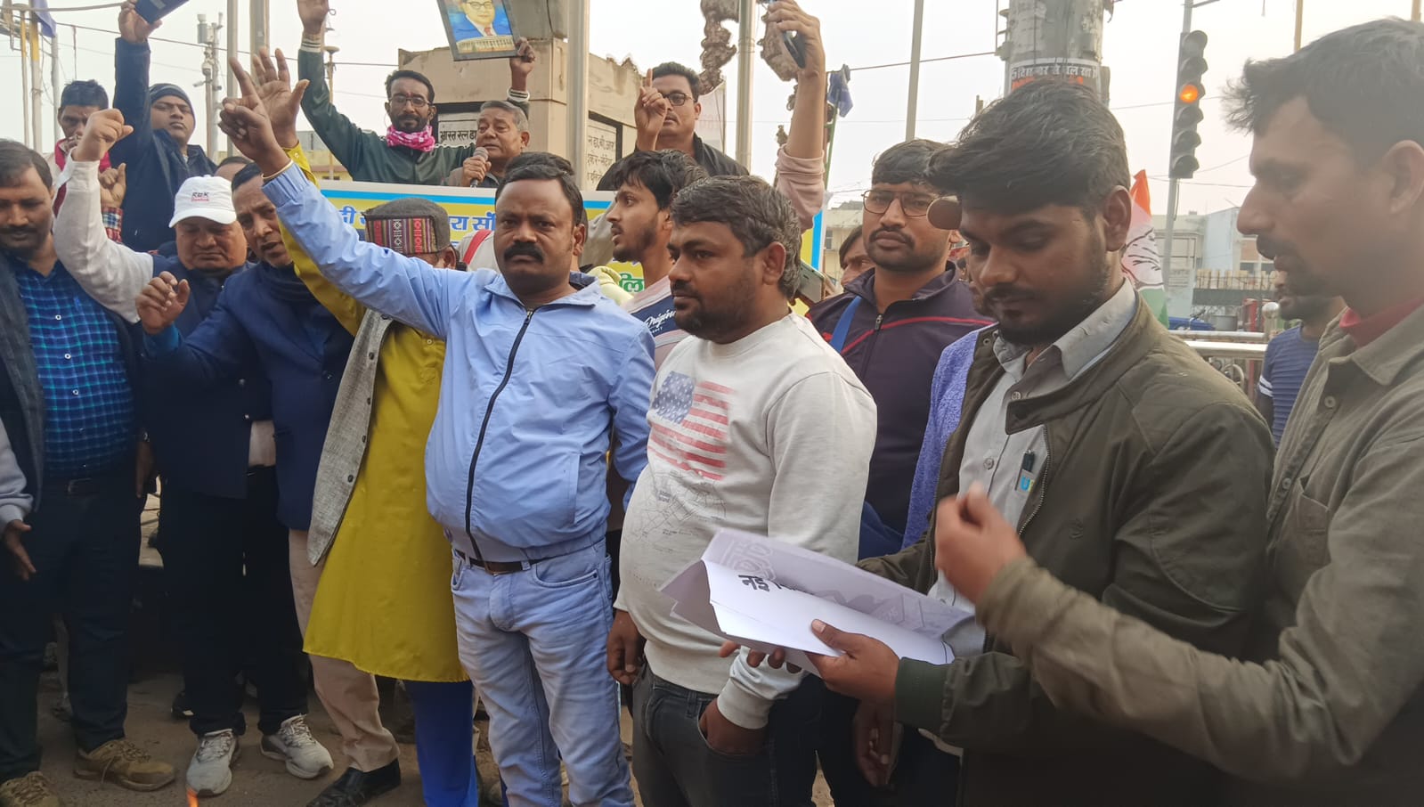 मनुस्मृति जलाते लोग मनुस्मृति जलाते लोग