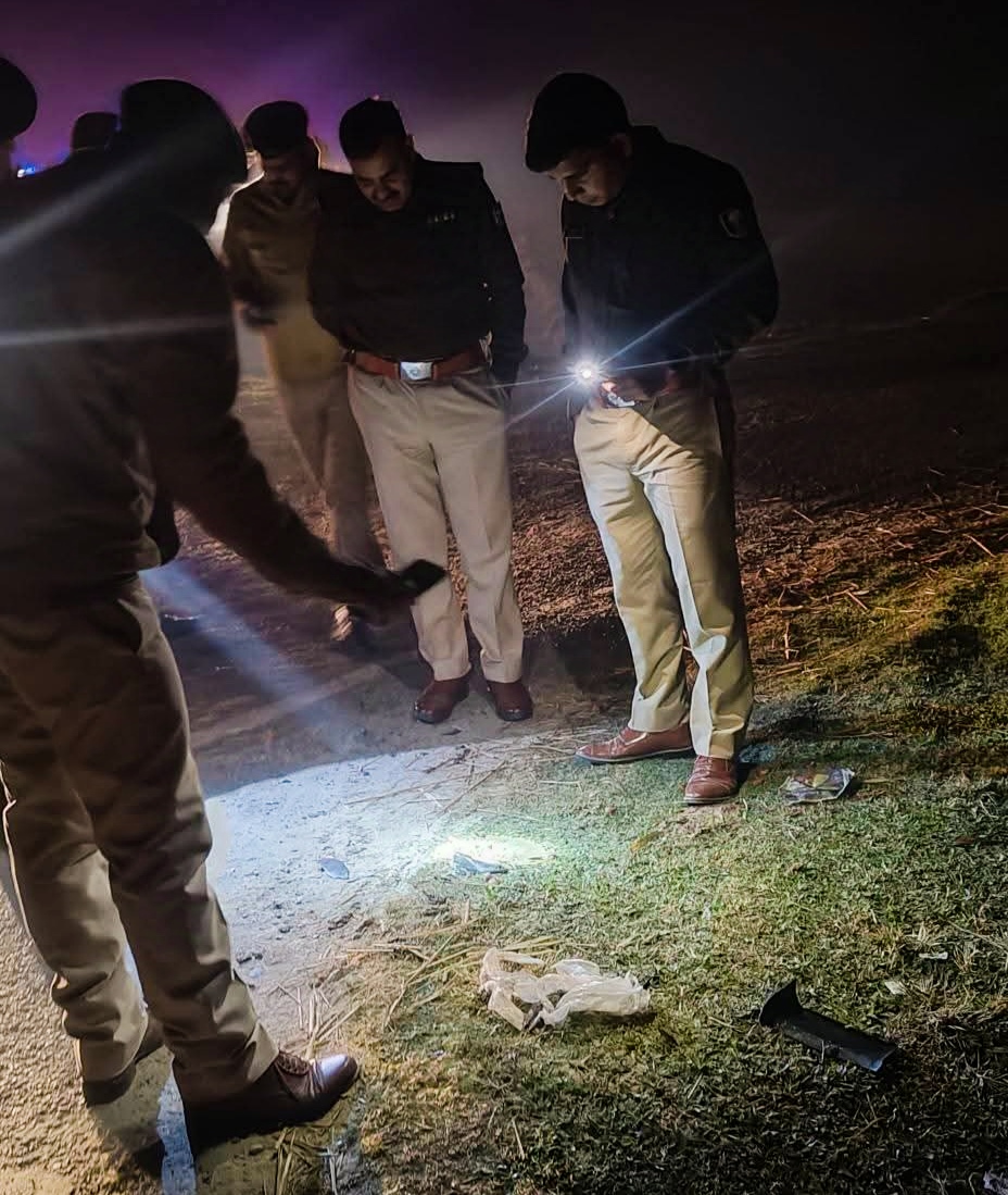 अररिया फोटो:एसपी घटनास्थल की जांच करते अररिया फोटो:एसपी घटनास्थल की जांच करते